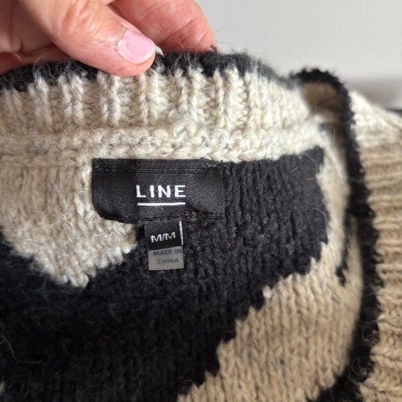 LINE Sweater - Warm - Size Medium but will fit Large as well - Picture 5 of 6